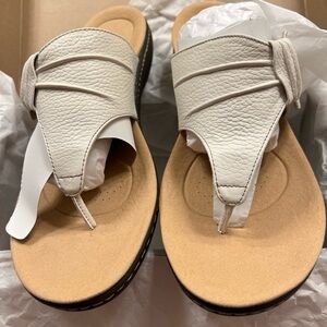 Clarks Women's Off-White Leather Thong Sandals with Velcro flower strap S 12W